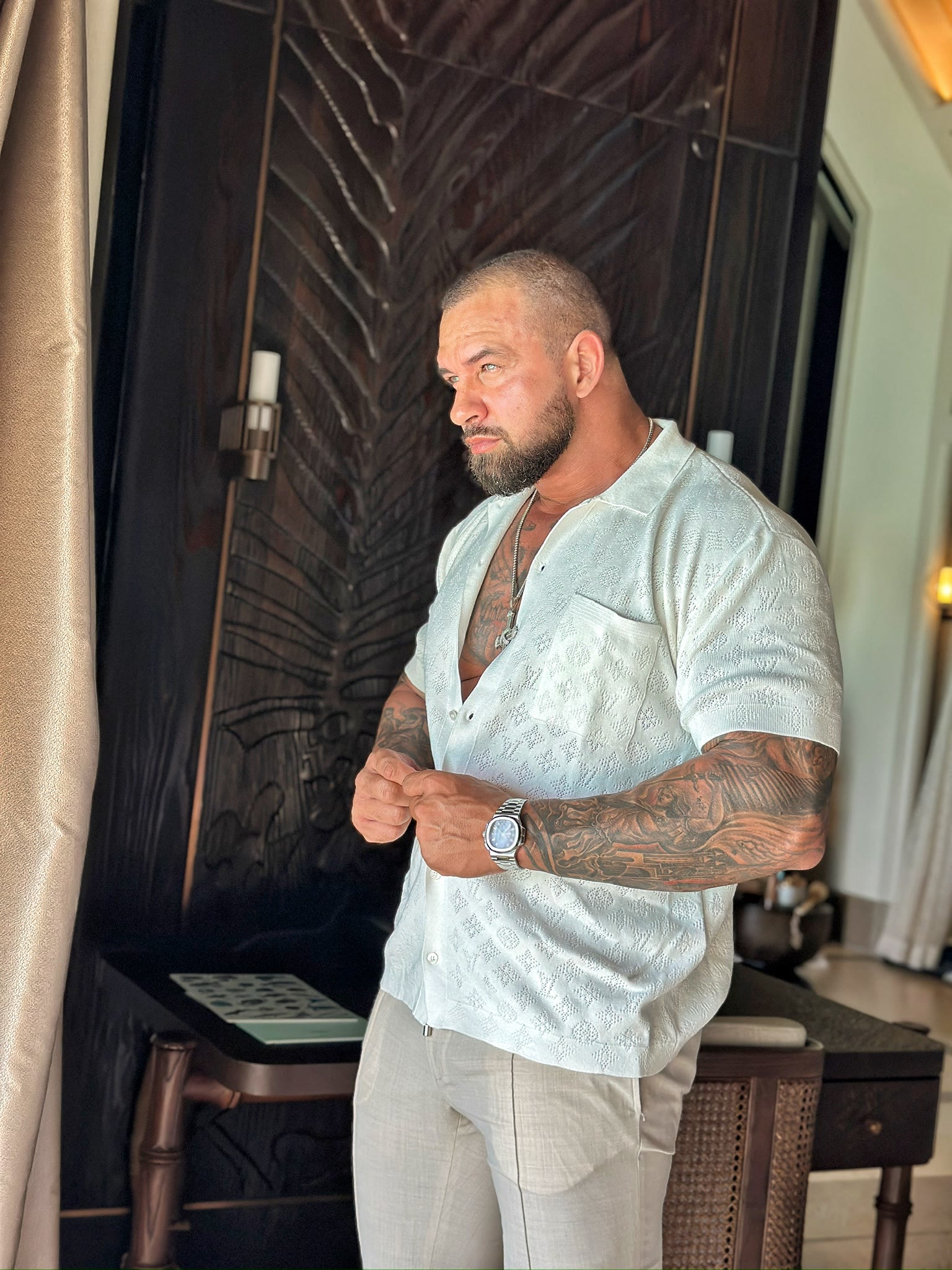 Alex Bodi in a light resort look